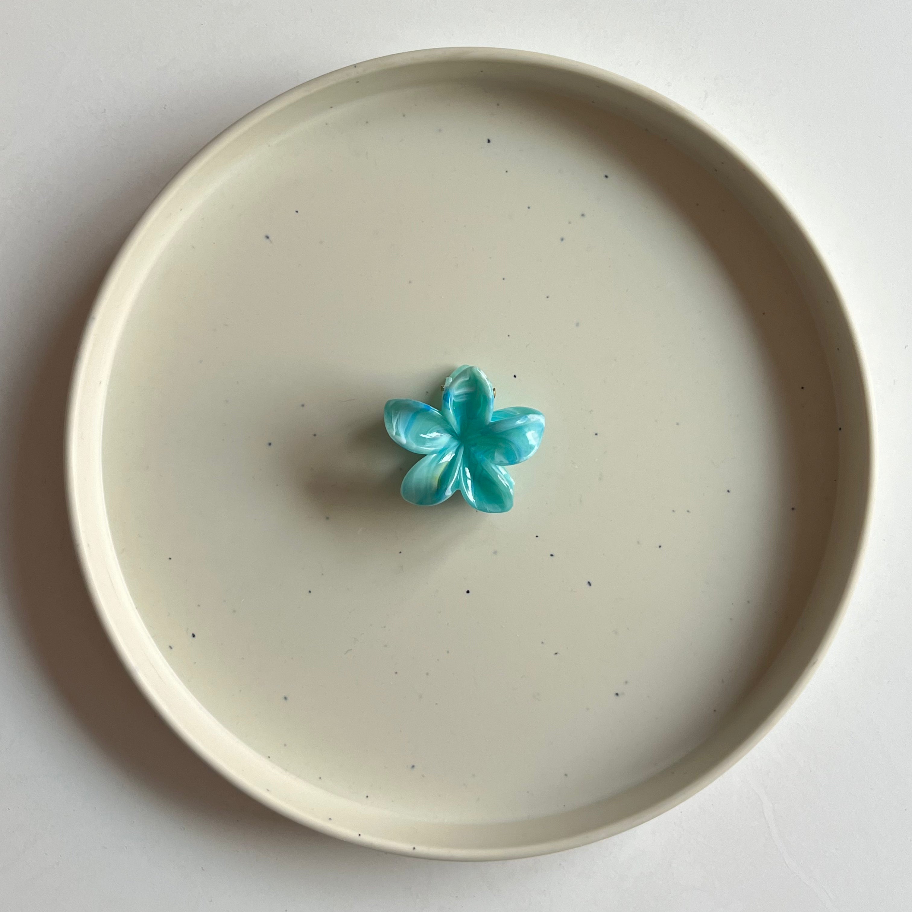 Pearl Petal Small Hair Claw