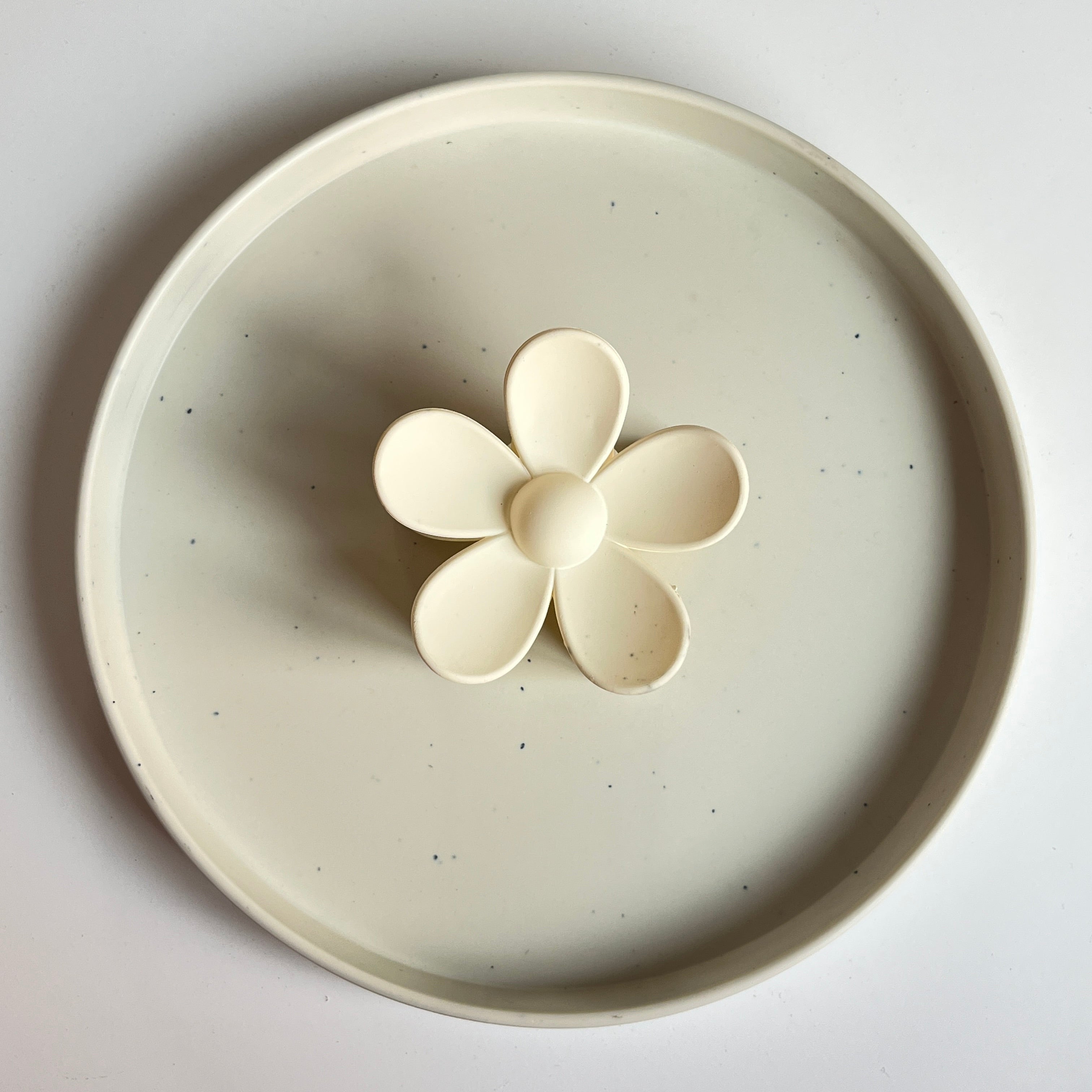 Matte Daisy Large Hair Claw