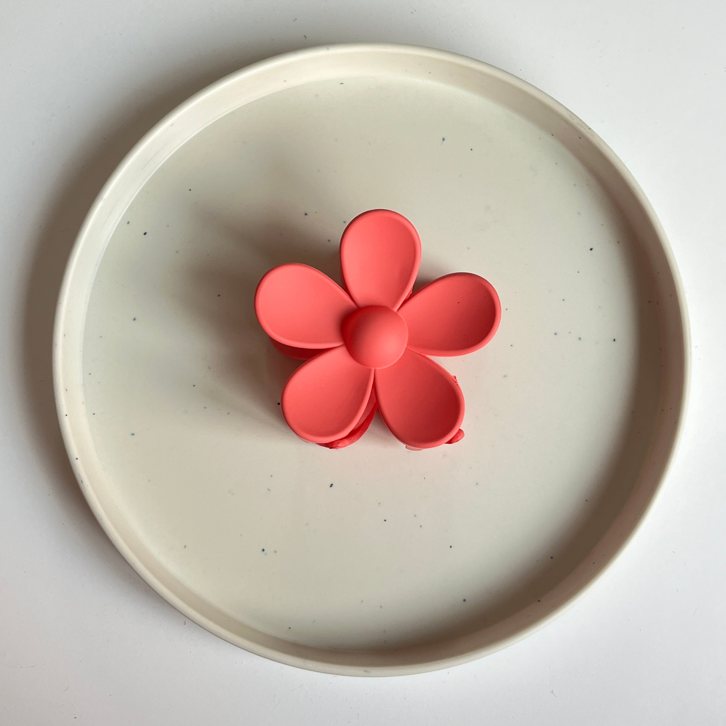 Matte Daisy Large Hair Claw