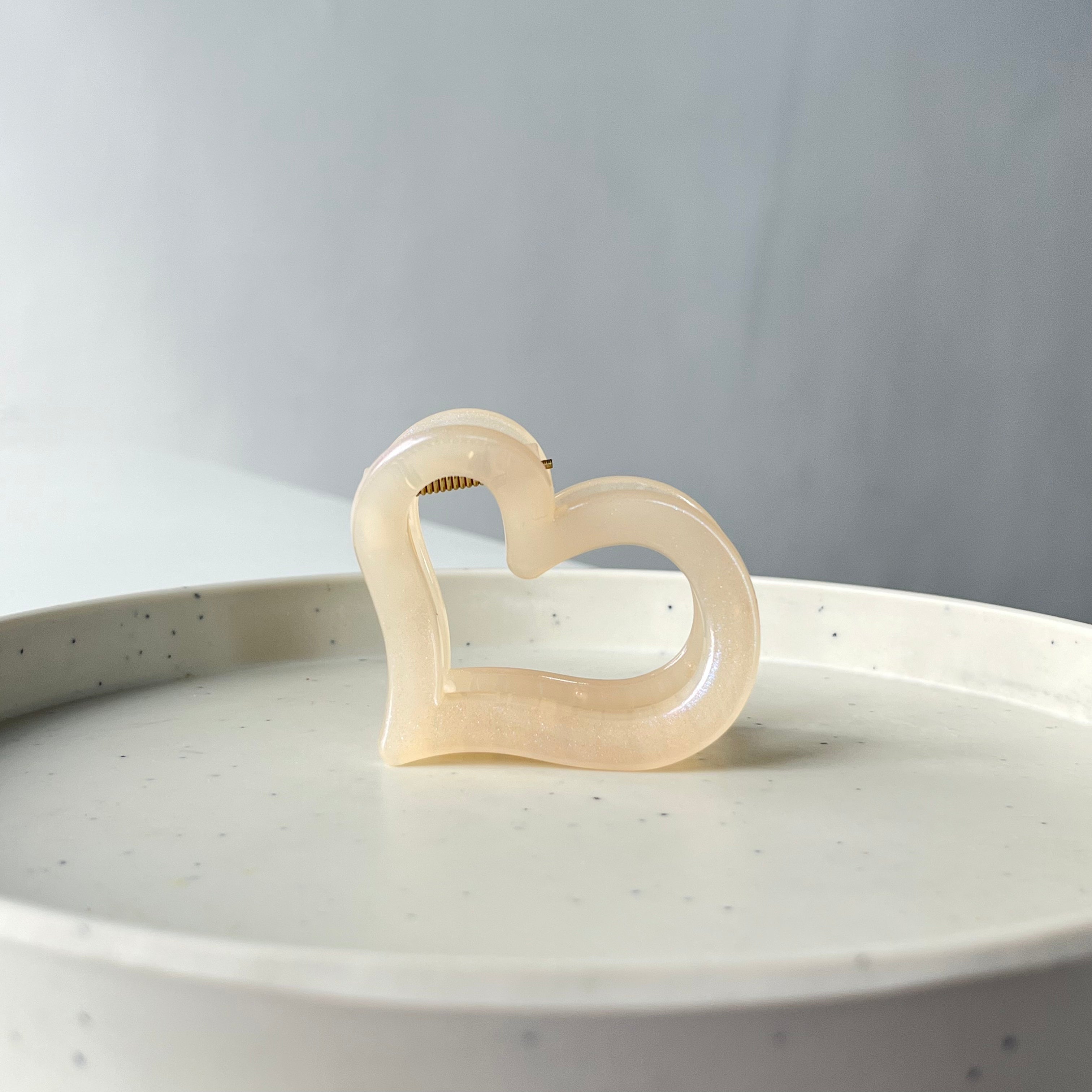 Amora – Heart Claw Clip