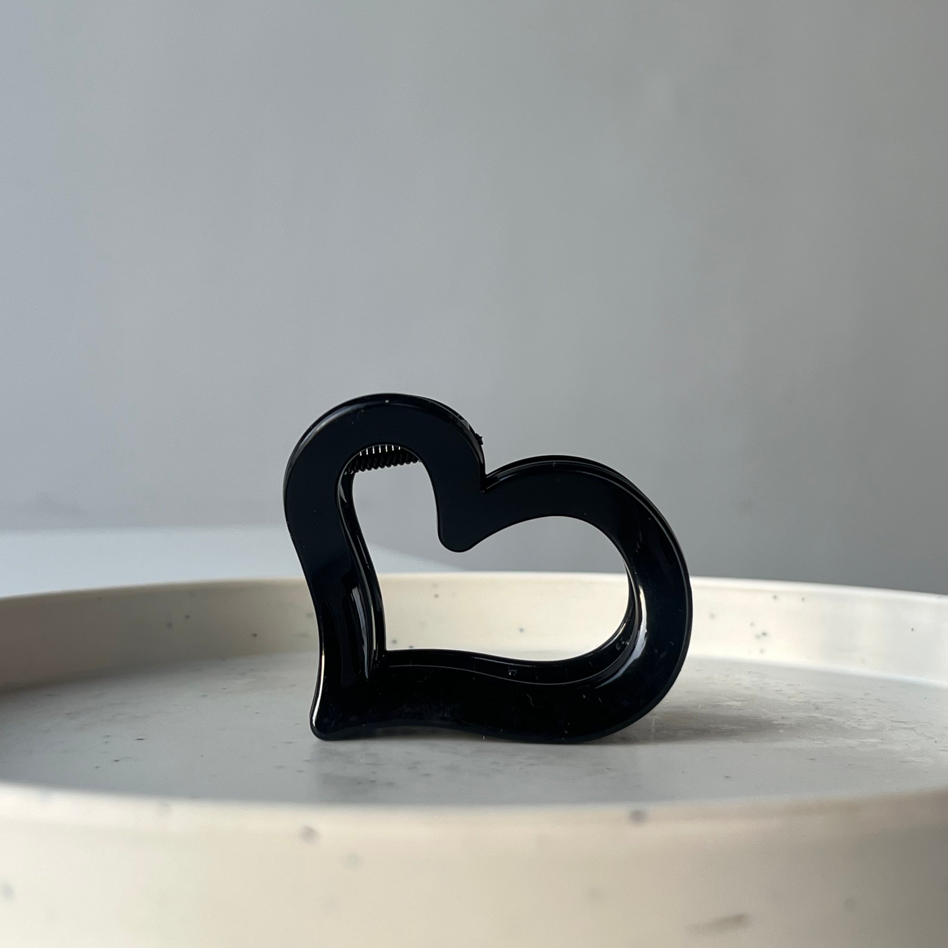 Amora – Heart Claw Clip