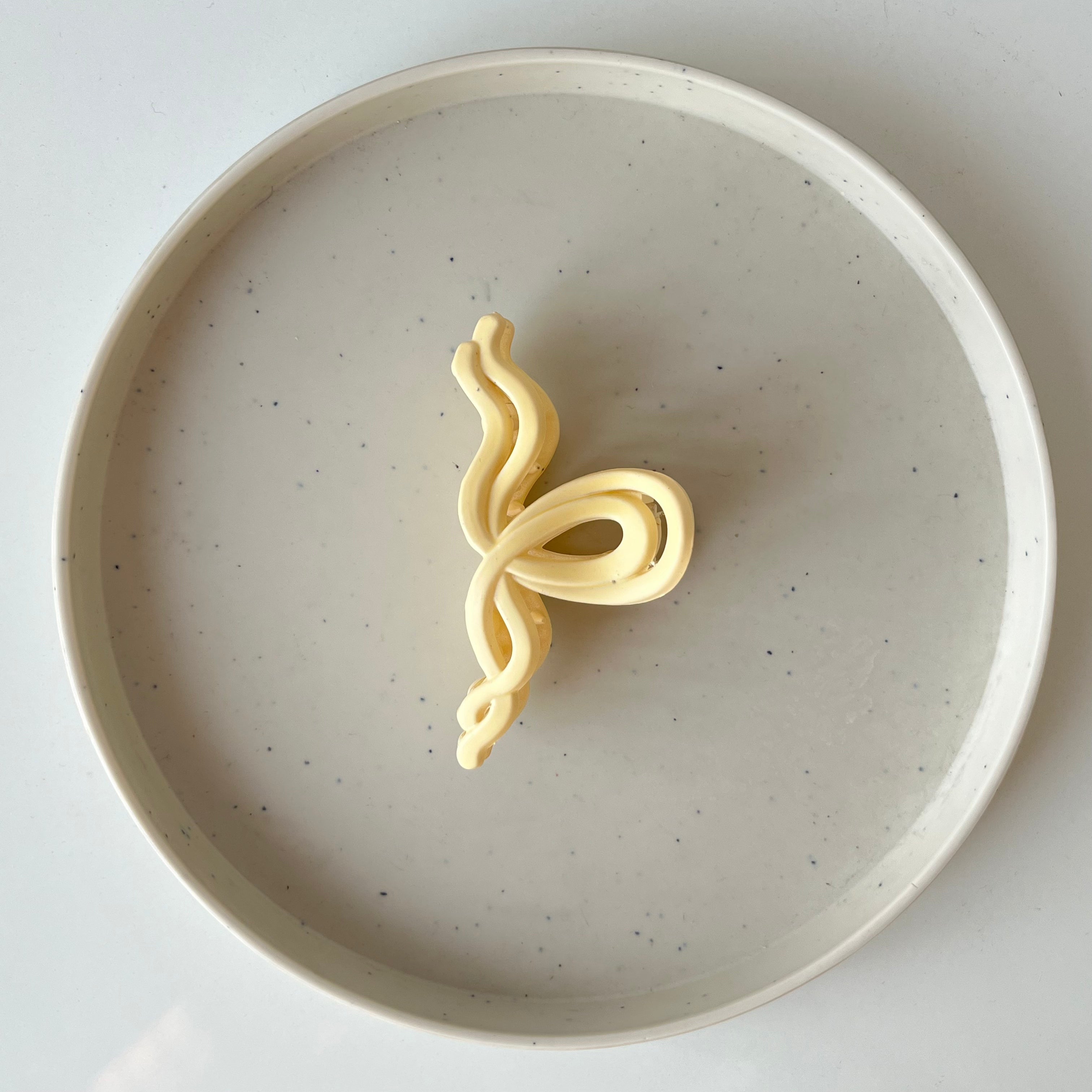 Matte Wave Bow – Medium Hair Claw