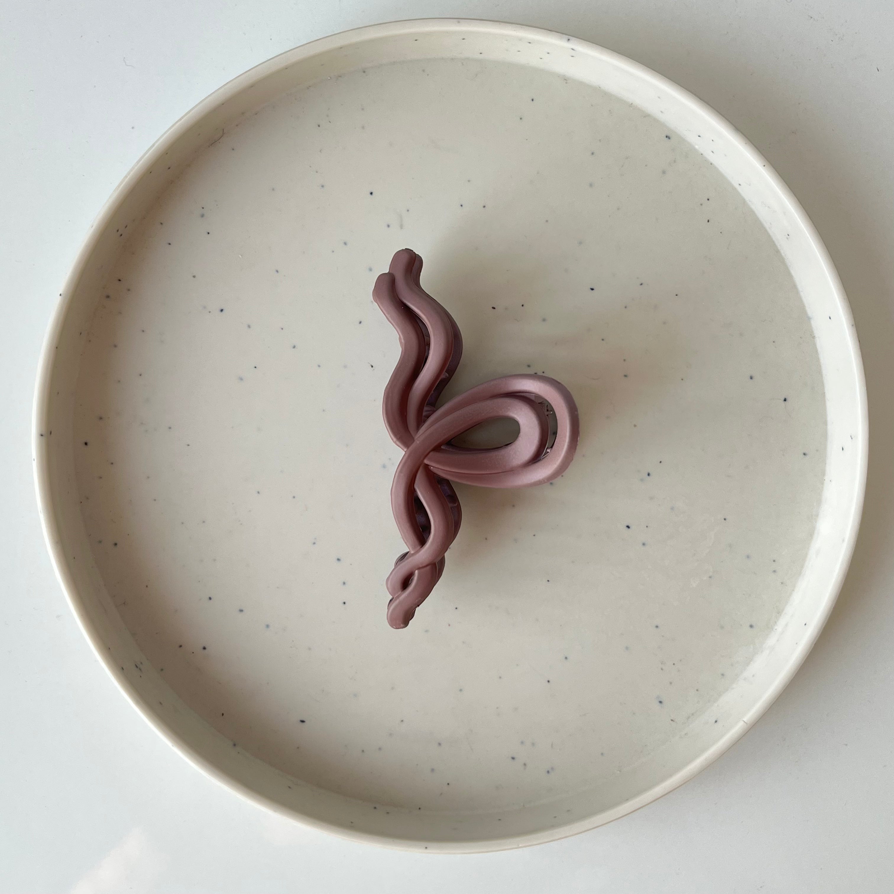 Matte Wave Bow – Medium Hair Claw