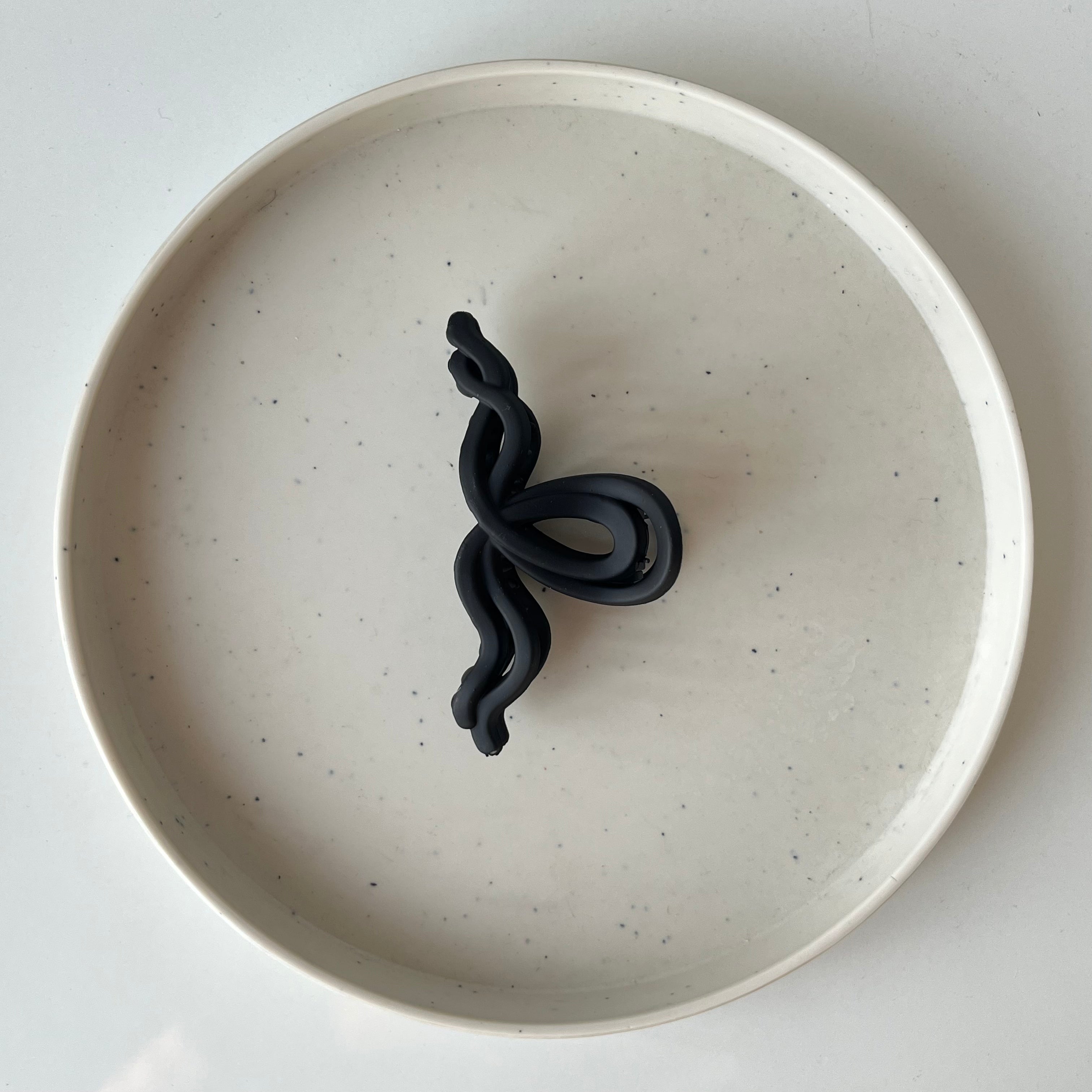 Matte Wave Bow – Medium Hair Claw