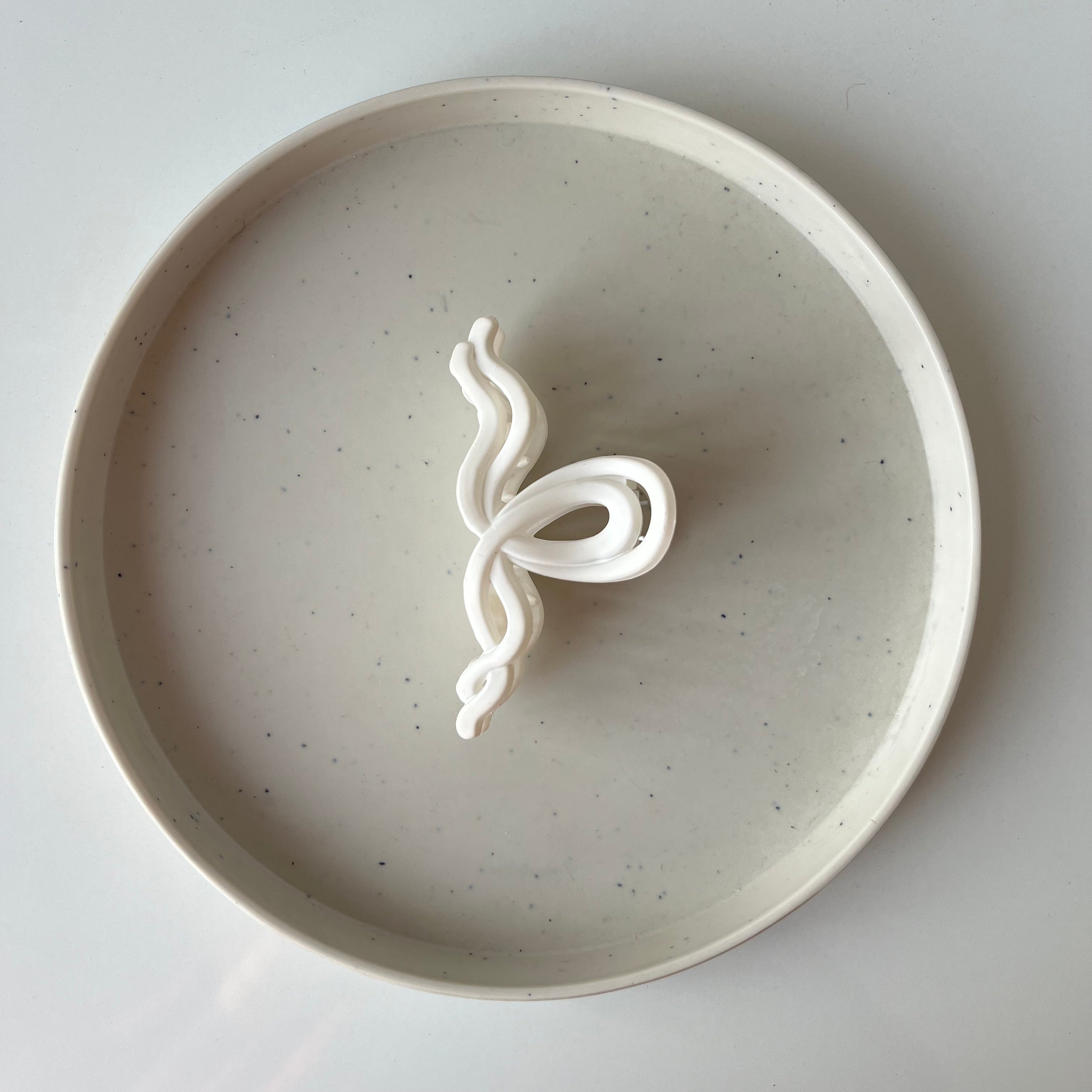 Matte Wave Bow – Medium Hair Claw