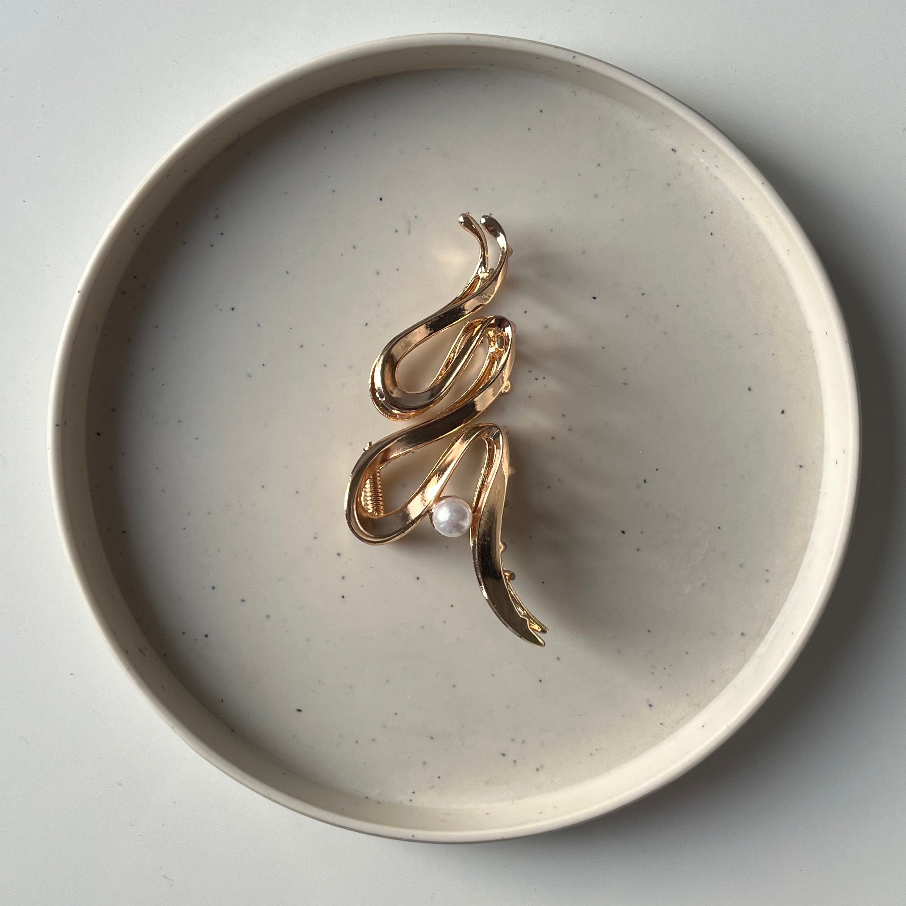 Lustre Wave – Large Hair Claw with Pearl