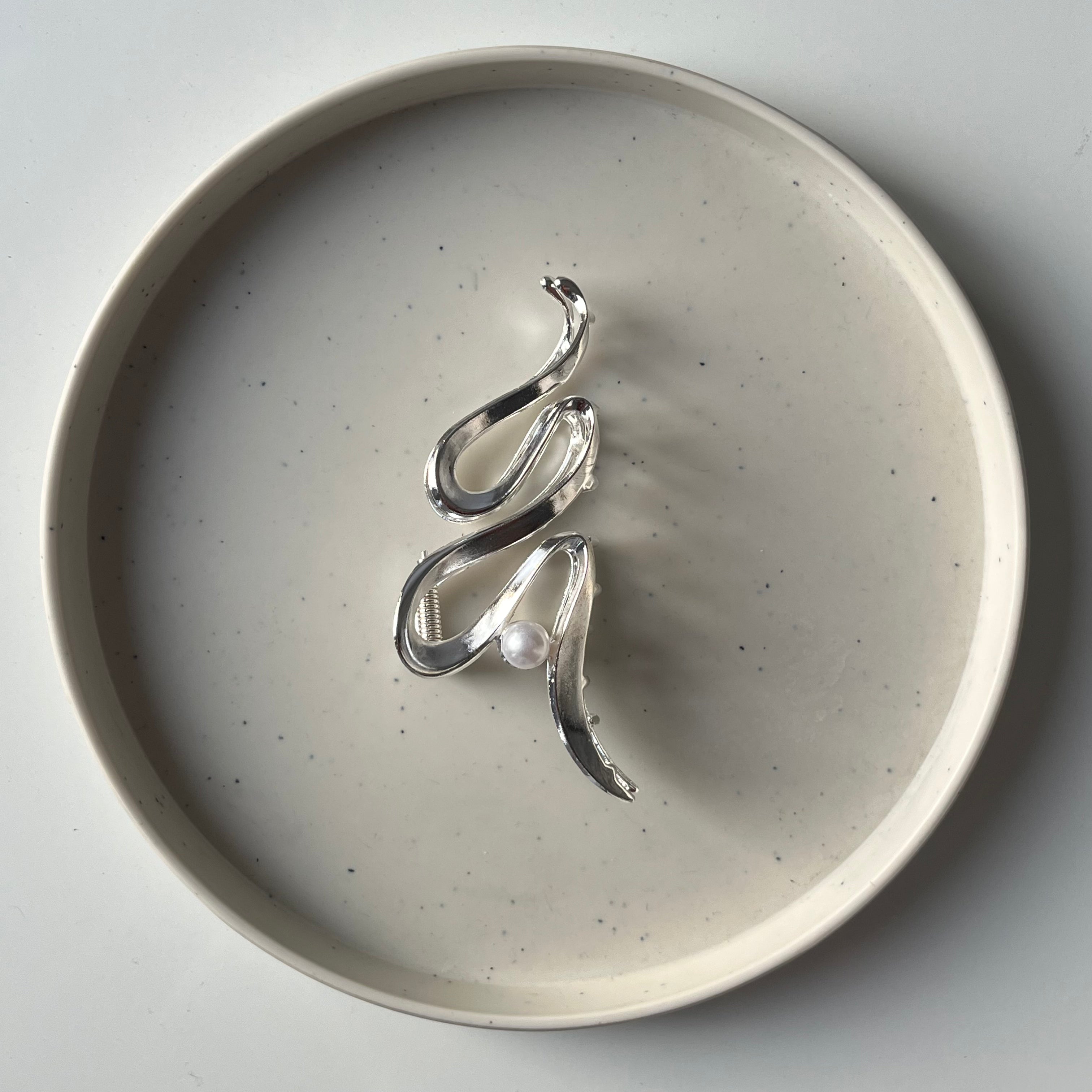 Lustre Wave – Large Hair Claw with Pearl – Silver