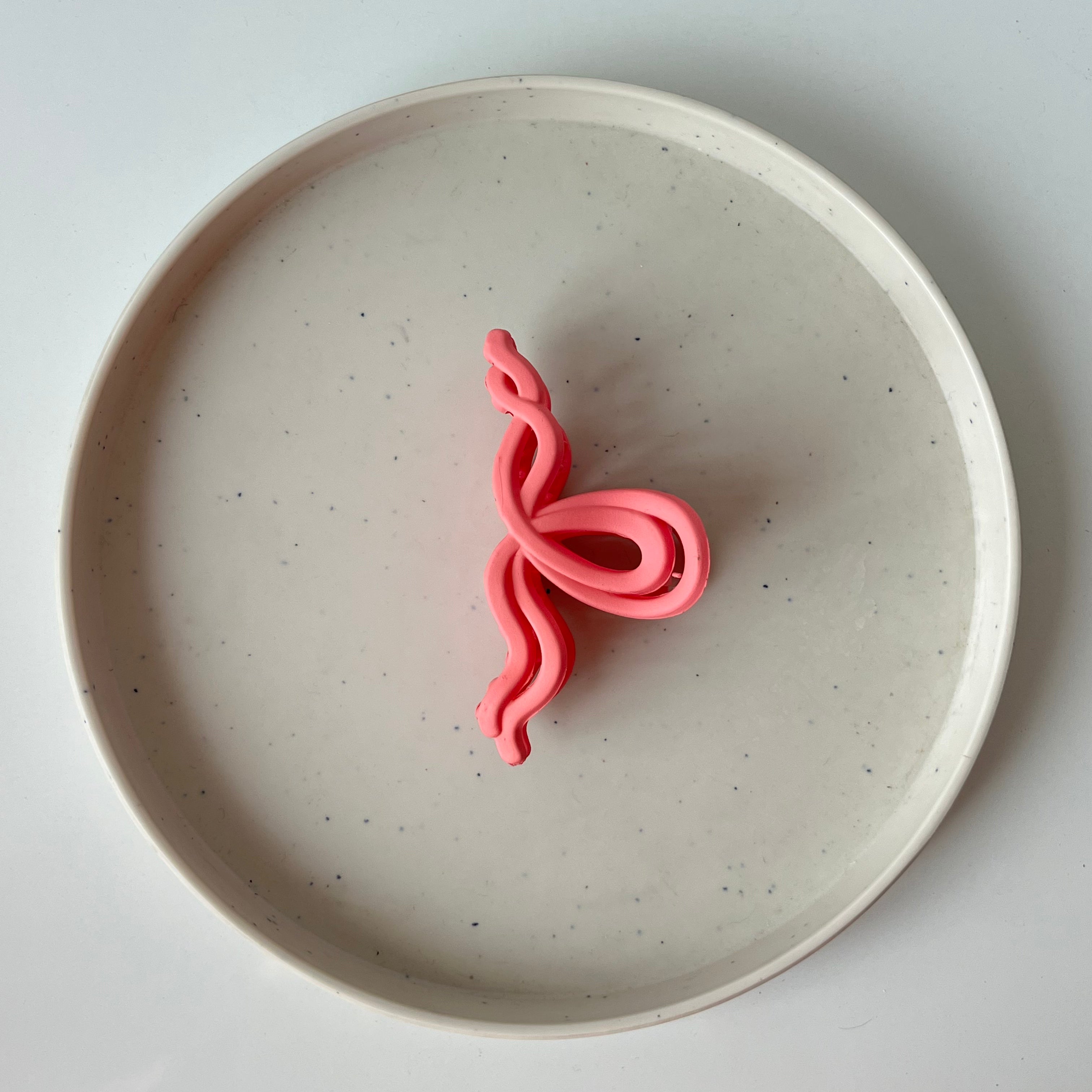 Matte Wave Bow – Medium Hair Claw