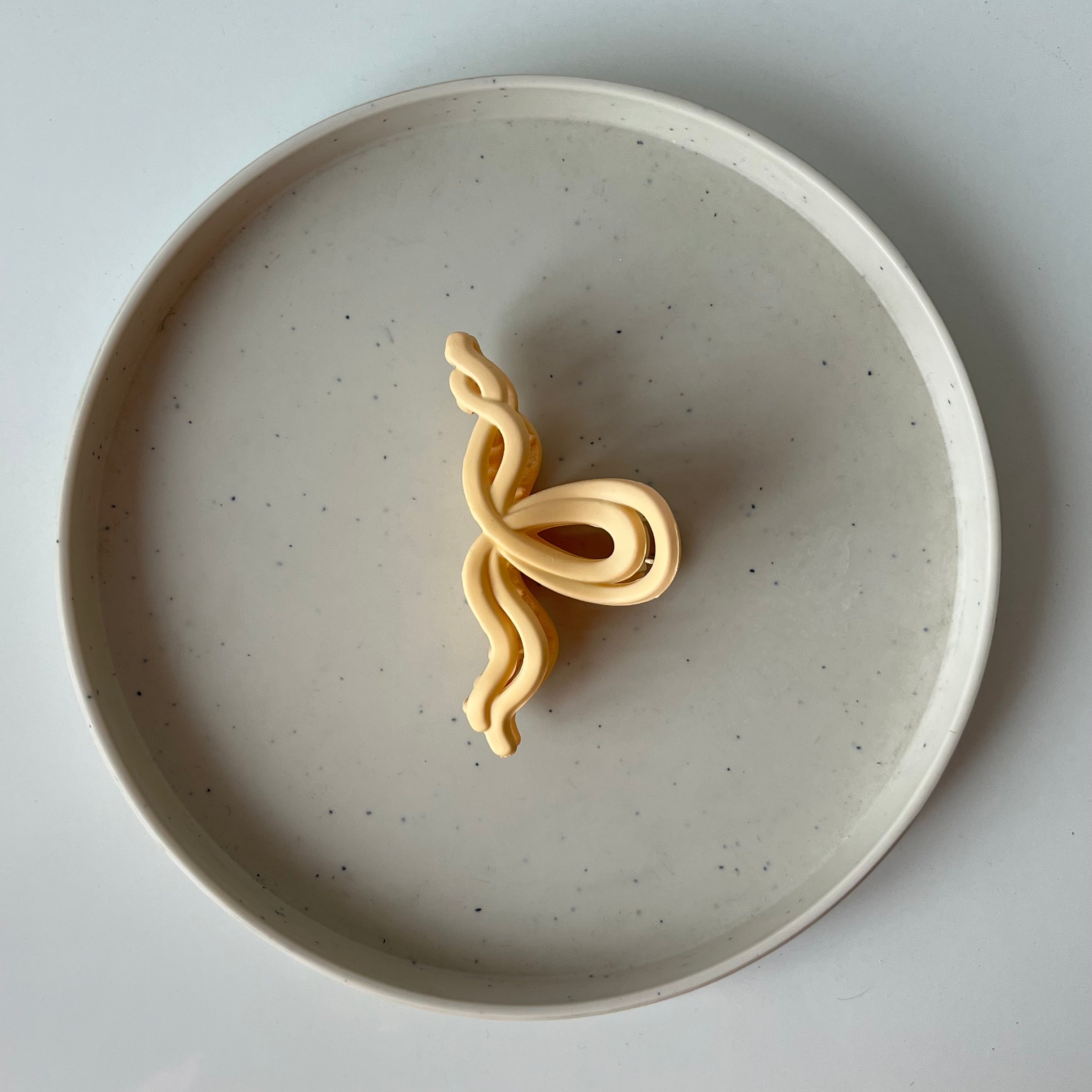 Matte Wave Bow – Medium Hair Claw