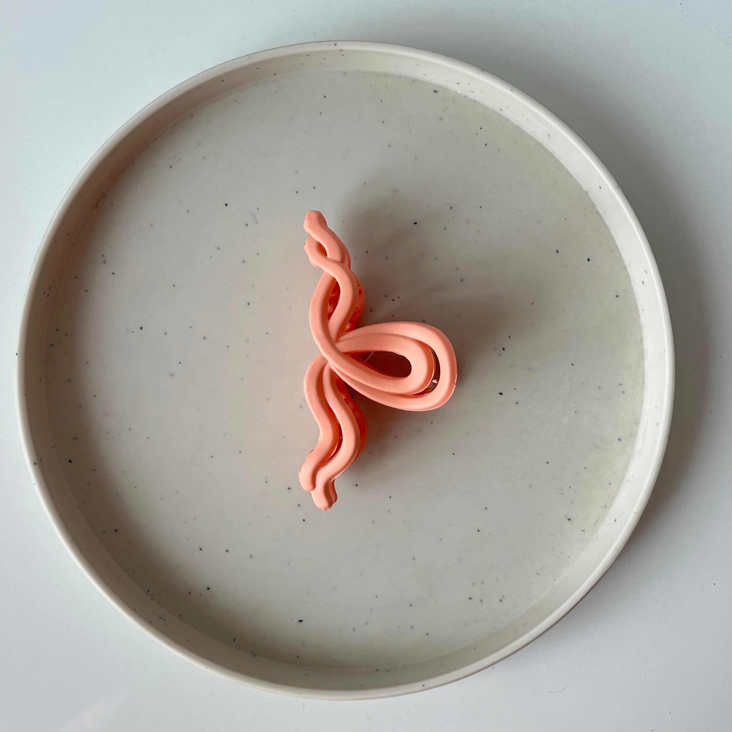 Matte Wave Bow – Medium Hair Claw