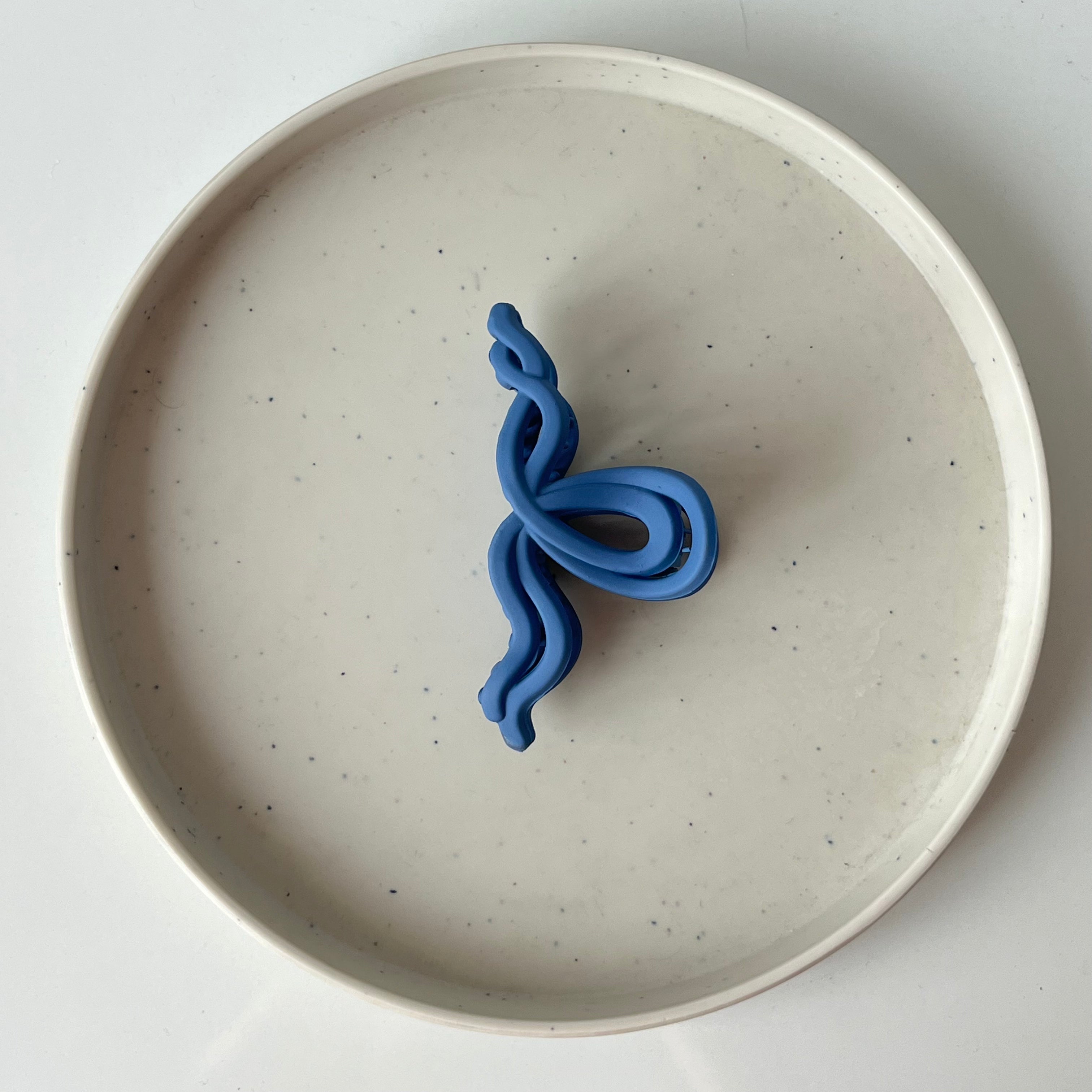 Matte Wave Bow – Medium Hair Claw