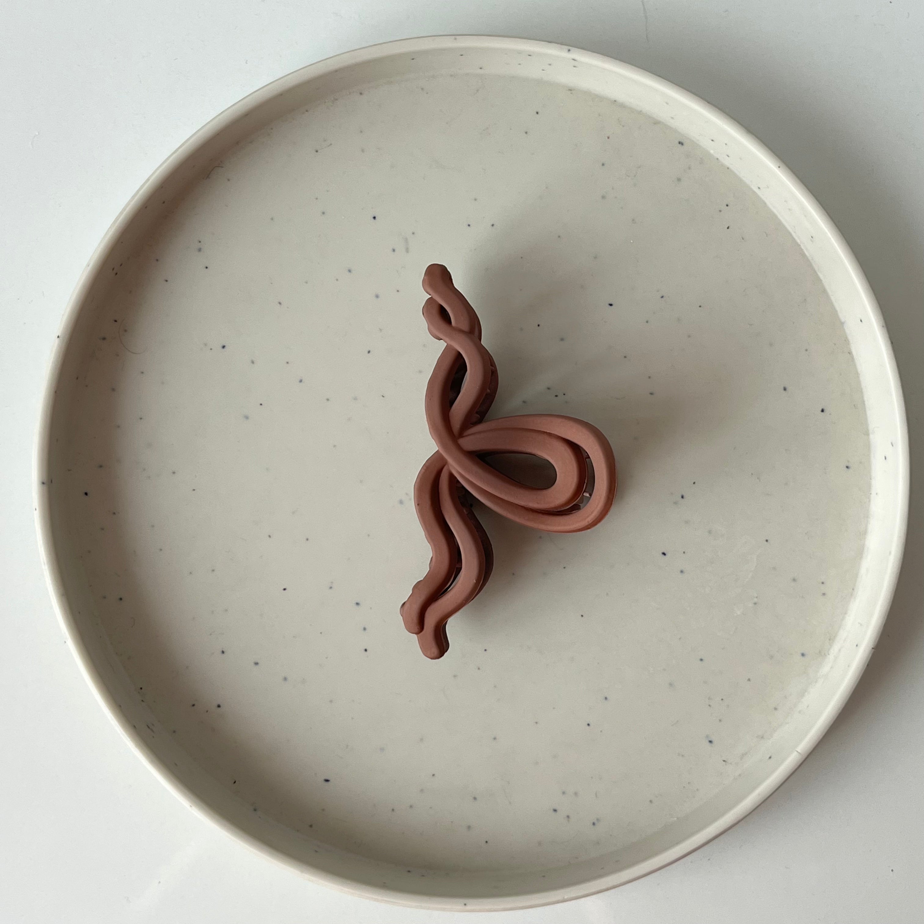 Matte Wave Bow – Medium Hair Claw