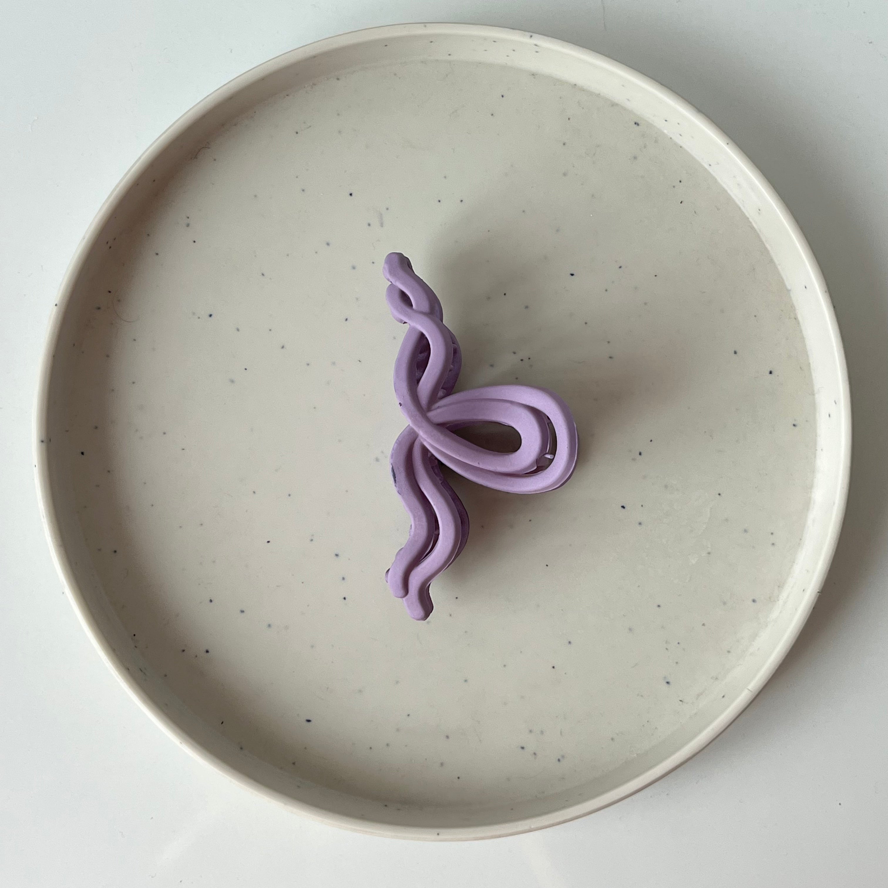 Matte Wave Bow – Medium Hair Claw