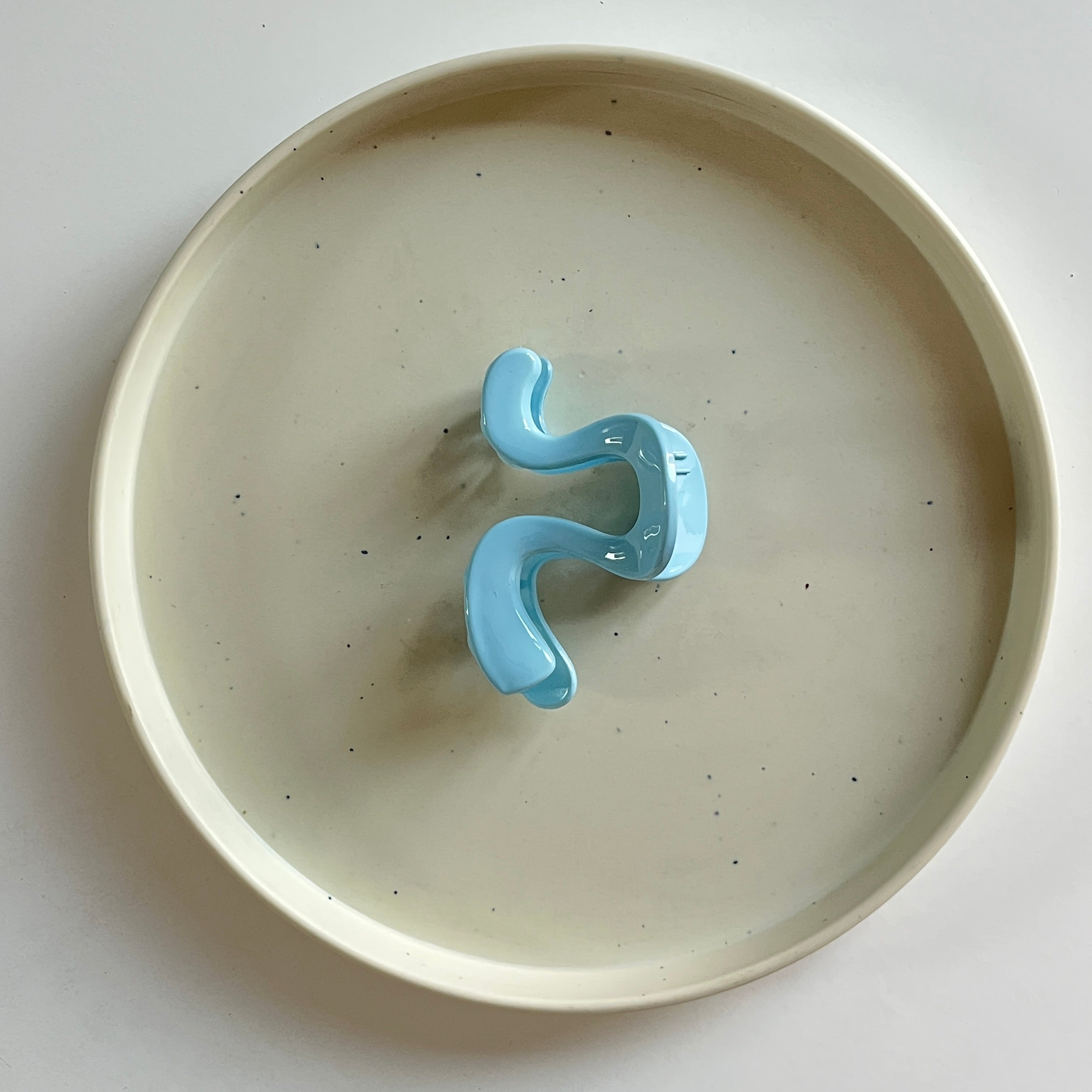 Wavy Flow Medium Hair Claw